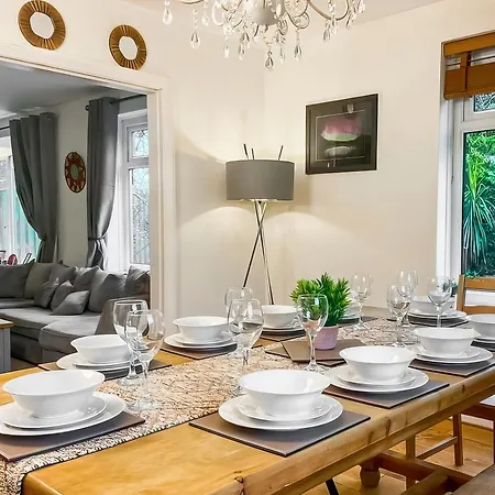 Cross Lane Holiday home